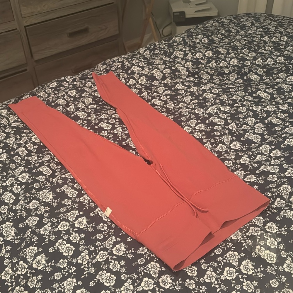 Like new, vuori daily leggings in pink no tags size small
